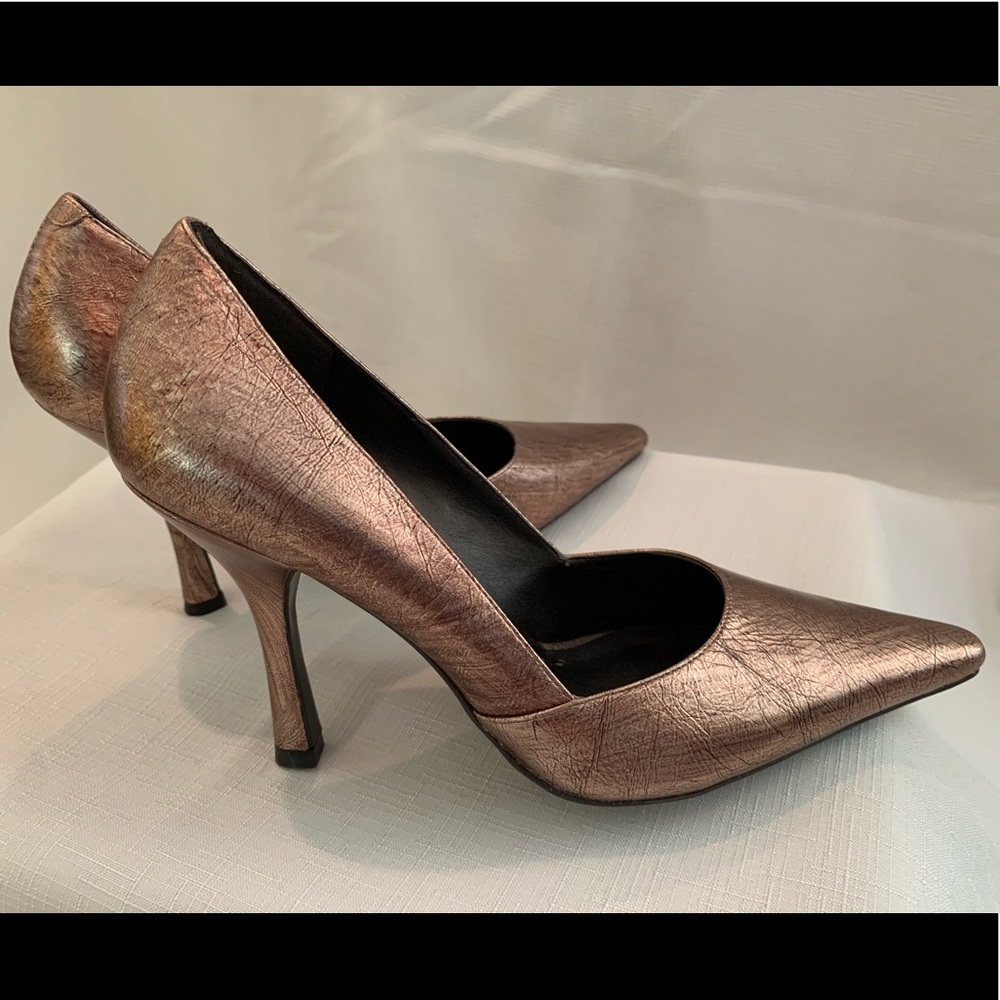 BCBG cracked leather pumps